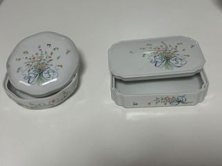 Tibor y cajas de porcelana con flores