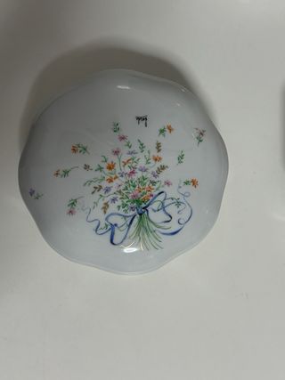 Tibor y cajas de porcelana con flores