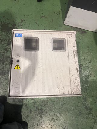 Caja contador trifásica