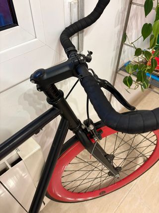 Bicicleta urbana con candado y bomba de aire