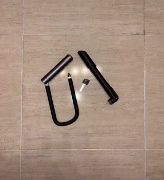 Bicicleta urbana con candado y bomba de aire