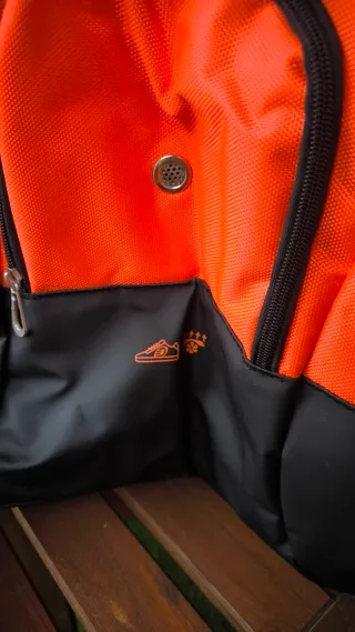 Macuto-mochila Bullpadel naranja y negro