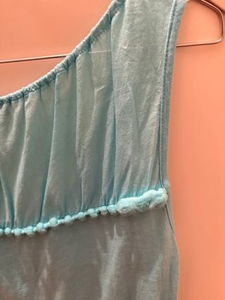 Top smanicato turchese con palline