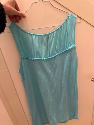 Top smanicato turchese con palline