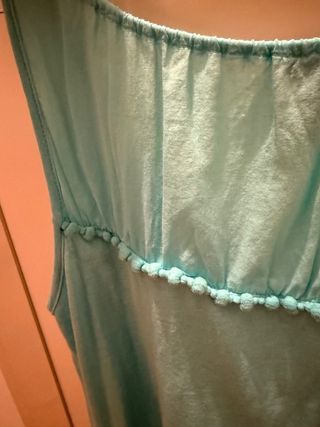 Top smanicato turchese con palline