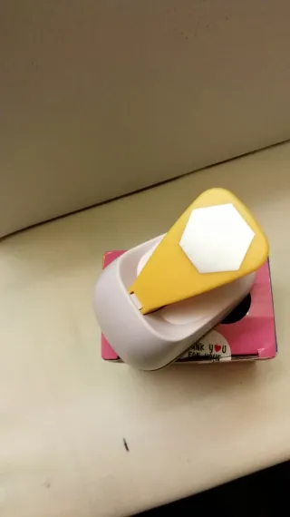 Perforatore per carta esagonale