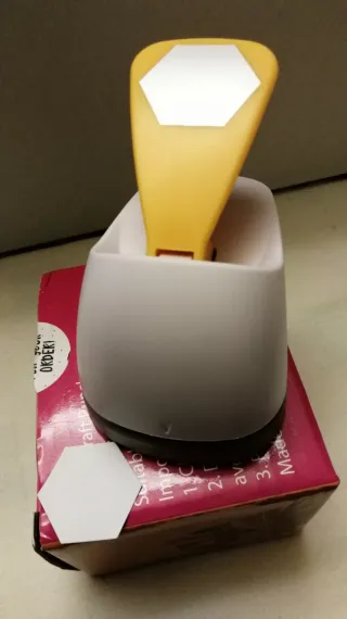 Perforatore per carta esagonale