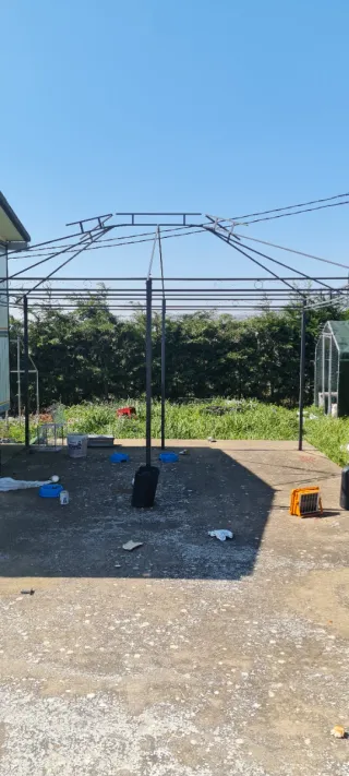 Cenador gris para jardín