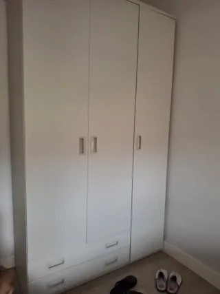 Armario blanco de madera