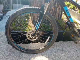 Bicicleta GT Montaña Negra y Azul