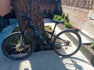 Bicicleta GT Montaña Negra y Azul