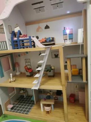 Casa de muñecas de madera