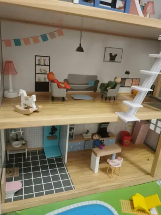 Casa de muñecas de madera