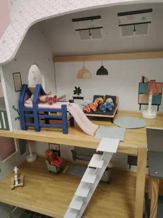 Casa de muñecas de madera