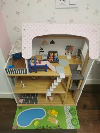 Casa de muñecas de madera