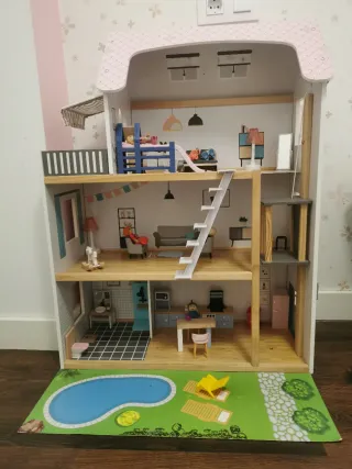 Casa de muñecas de madera