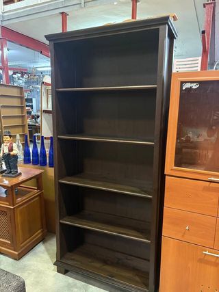 ESTANTERÍA OSCURA