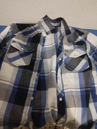 Camisa de cuadros azul y blanca