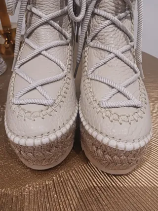 Botines beige con cordones y plataforma de 3cm