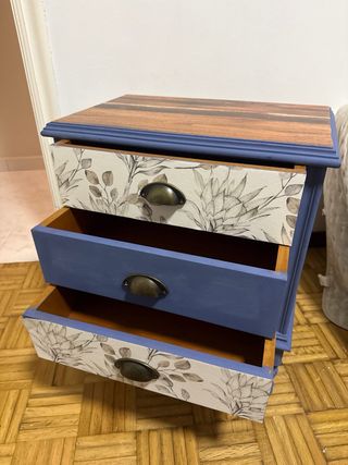 Mesilla restaurada con vinilo floral.