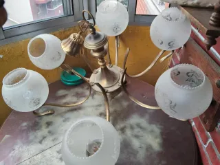 Lámpara de metal y cristal dorada