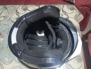 Casco de moto blanco con líneas