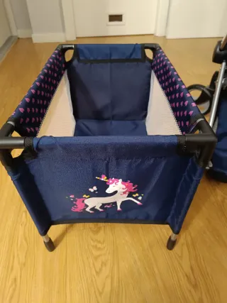 Coche de muñecas y cuna