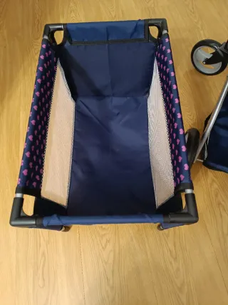 Coche de muñecas y cuna