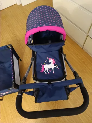 Coche de muñecas y cuna