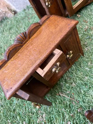 Muebles de madera para casa de muñecas