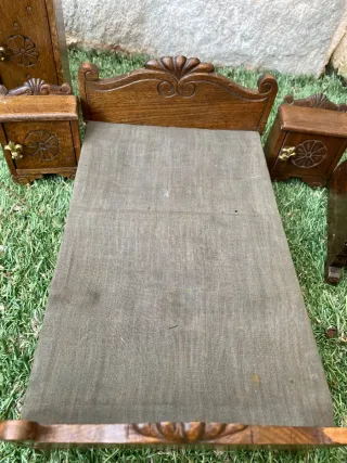 Muebles de madera para casa de muñecas