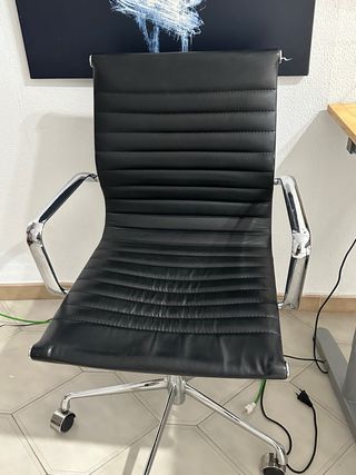 Silla de oficina negra y plateada