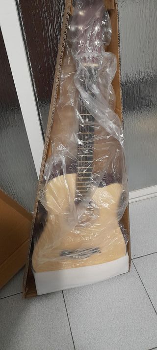 Guitarra 3/4 española cutaway nueva en caja.