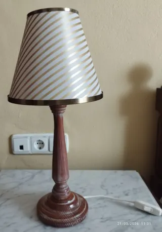 Lámpara de mesa madera y papel
