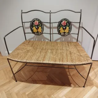 Banco forja y mimbre con diseño floral