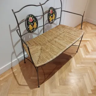 Banco forja y mimbre con diseño floral