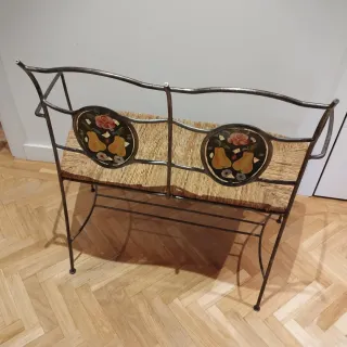 Banco forja y mimbre con diseño floral