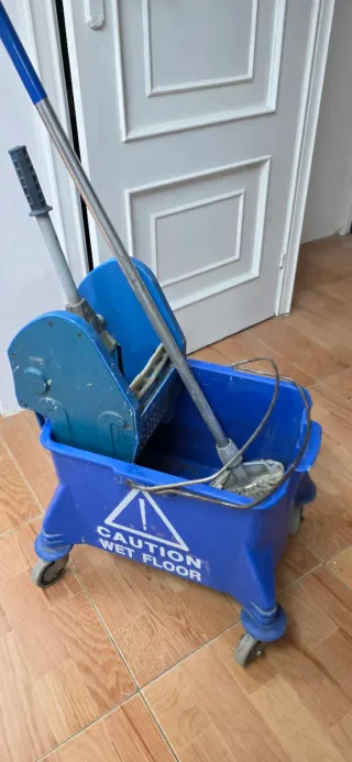 Fregona industrial azul con cubo