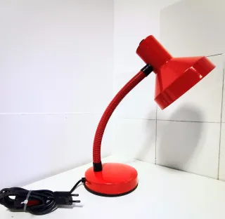 Lámpara de mesa flexo roja Veneta Lumi