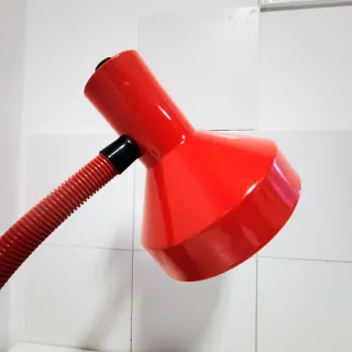 Lámpara de mesa flexo roja Veneta Lumi