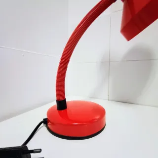 Lámpara de mesa flexo roja Veneta Lumi