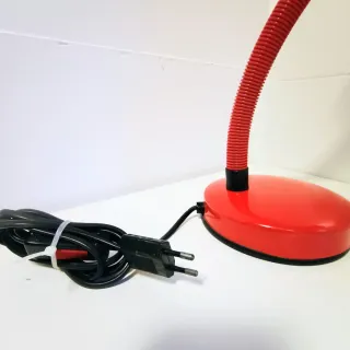 Lámpara de mesa flexo roja Veneta Lumi