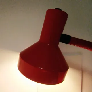 Lámpara de mesa flexo roja Veneta Lumi