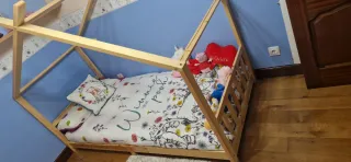 Cama infantil tipo casita de madera