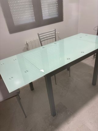 Mesa extensible cristal y metal