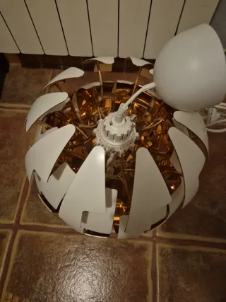 Lámpara de techo dorada y blanca