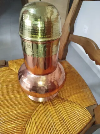 Chocolatera de cobre y latón martillado