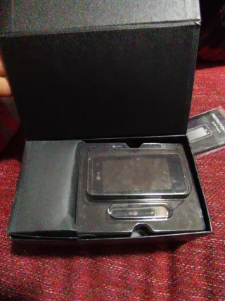 Teléfono LG con cascos y cargador