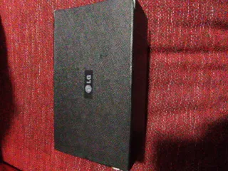 Teléfono LG con cascos y cargador