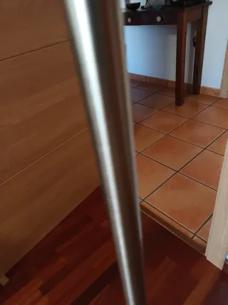 Lámpara de pie moderna gris y plateada muy nueva